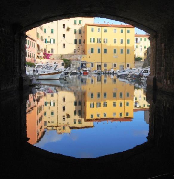 "Dueemme Lodge" , A Pochi Passi Dal Porto Livorno Exterior foto